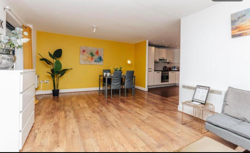 Sl Luxury 2 Bed Broad St Home Бирмингем Экстерьер фото